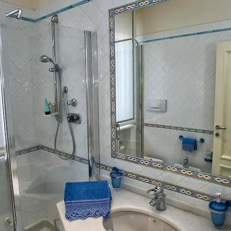 לינה וארוחת בוקר Vittoria House סיביטנובה אלטה